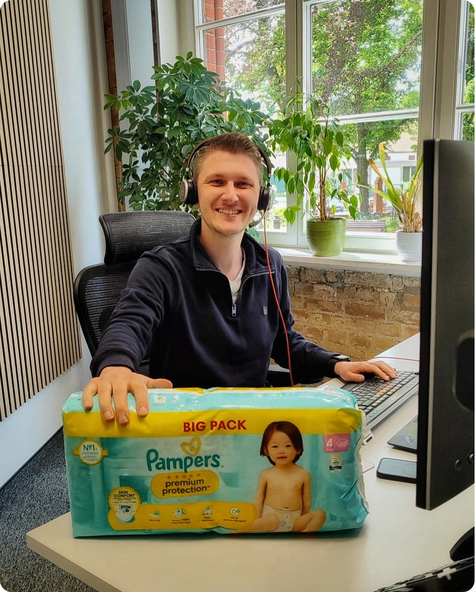 Nils mit Pampers-Packung